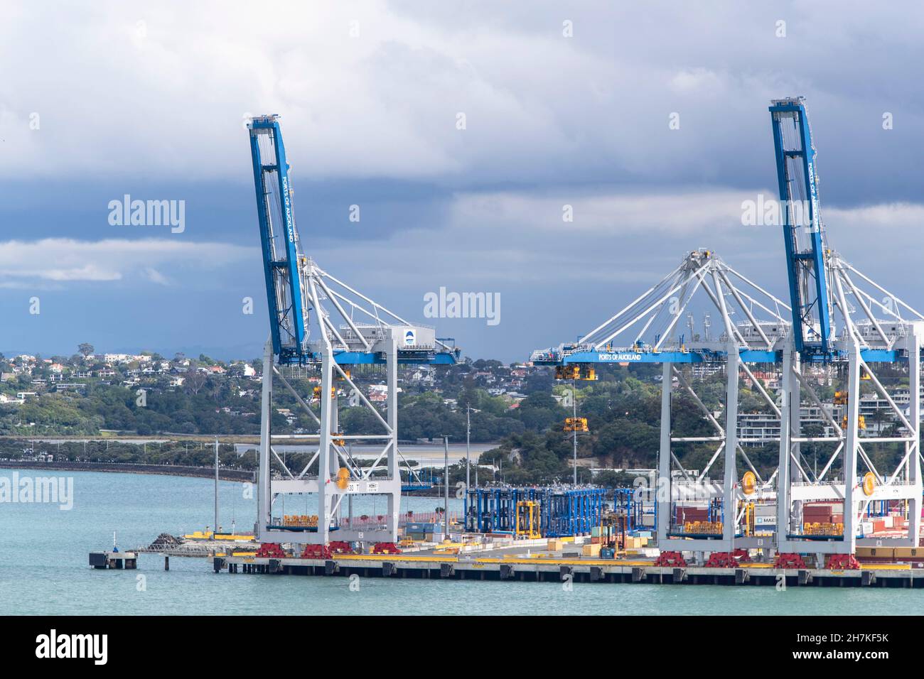 Krane in den Häfen von Auckland, Neuseeland, am Dienstag, den 22. November 2021. Foto: David Rowland / One-Image.com Stockfoto