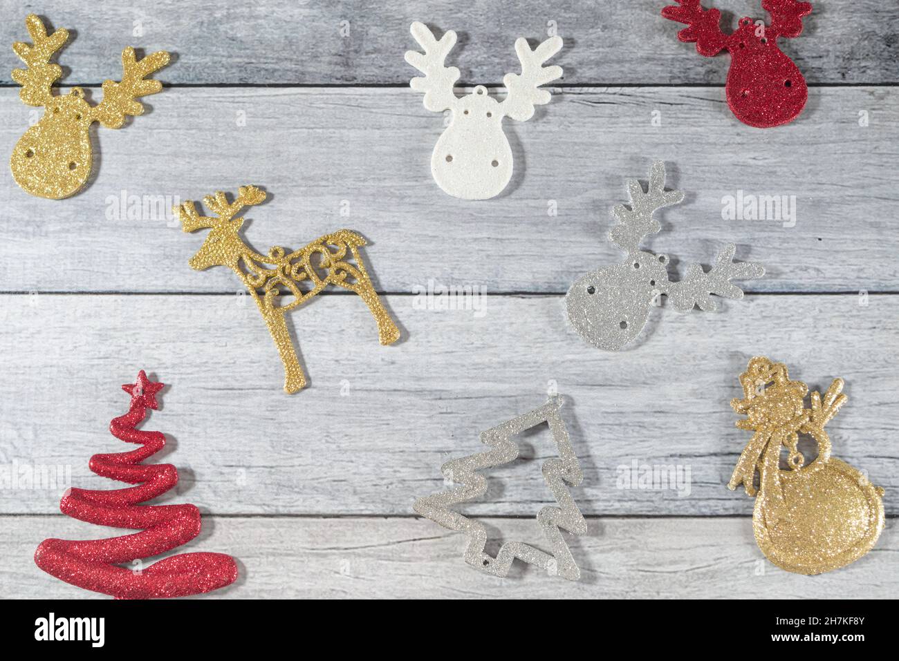 Vintage Weihnachtsbaum Dekorationen kreative Layout auf weißen Holzbrettern. Flach liegend, Draufsicht. Minimaler Winterurlaub Konzept. Stockfoto