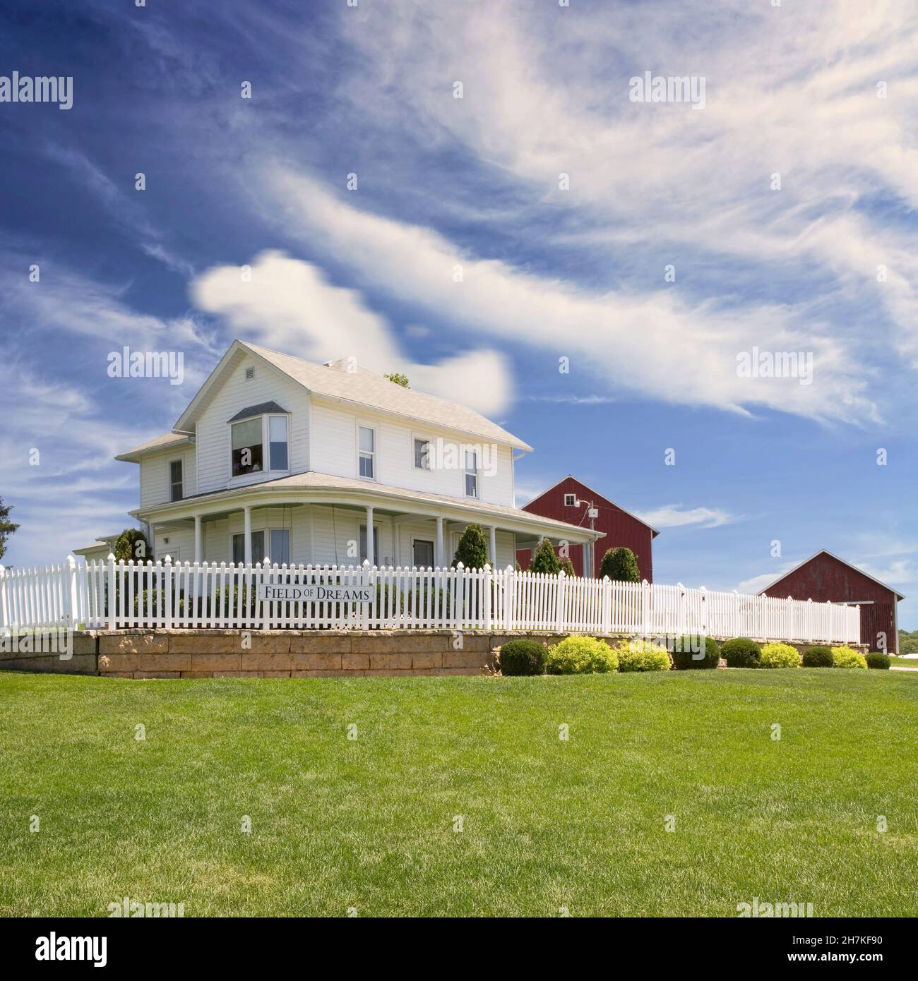 Außenansicht des berühmten Farmhauses am Filmstandort Field of Dreams, Dyersville, Iowa, USA. Stockfoto
