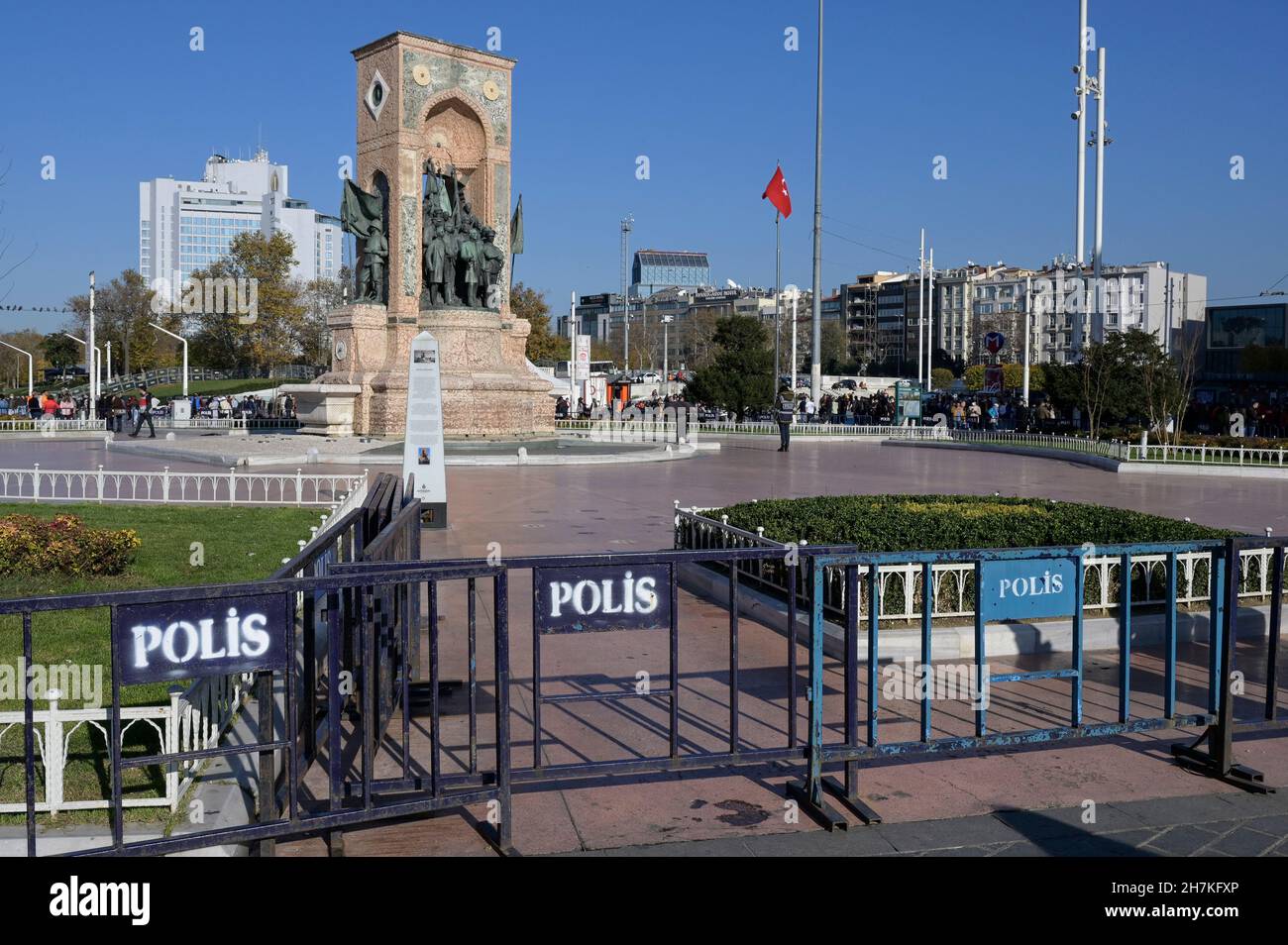 TÜRKEI, Istanbul, Beyoglu, Taksim-Platz, Atatürk-Denkmal mit Polizeizaun / TÜRKEI, Istanbul, Stadtteil Beyoglu, Taksim-Platz, Atatürk Denkmal mit Polizei Abwehr, Hintergund Gezi Park Stockfoto