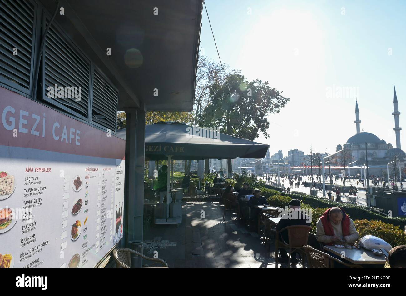 TÜRKEI, Istanbul, Beyoglu, Taksim-Platz, neue Moschee, Blick vom Gezi Park / TÜRKEI, Istanbul, Stadtteil Beyoglu, Taksim Platz, neue Moschee, Blick vom Gezi Park Stockfoto