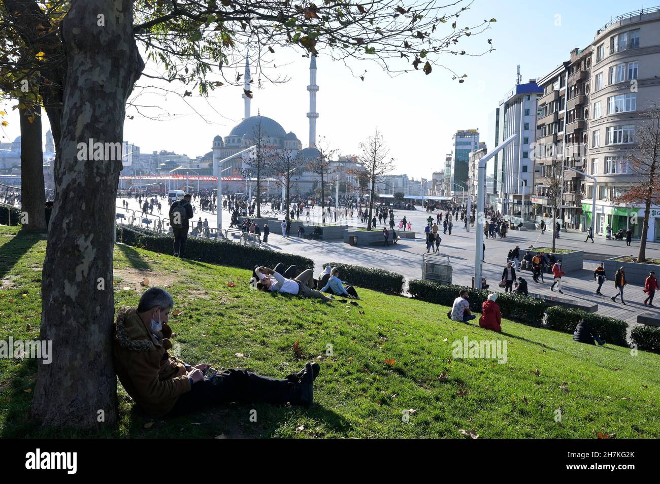 TÜRKEI, Istanbul, Beyoglu, Taksim-Platz, neue Moschee, Blick vom Gezi Park / TÜRKEI, Istanbul, Stadtteil Beyoglu, Taksim Platz, neue Moschee, Blick vom Gezi Park Stockfoto