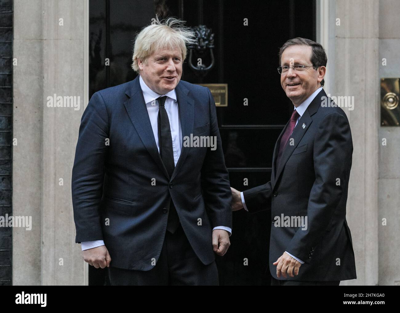 Downing Street, London, Großbritannien. 23rd. November 2021. Der israelische Präsident Isaac Herzog trifft heute in der Downing Street in London mit dem britischen Premierminister Boris Johnson zusammen. Kredit: Imageplotter/Alamy Live Nachrichten Stockfoto