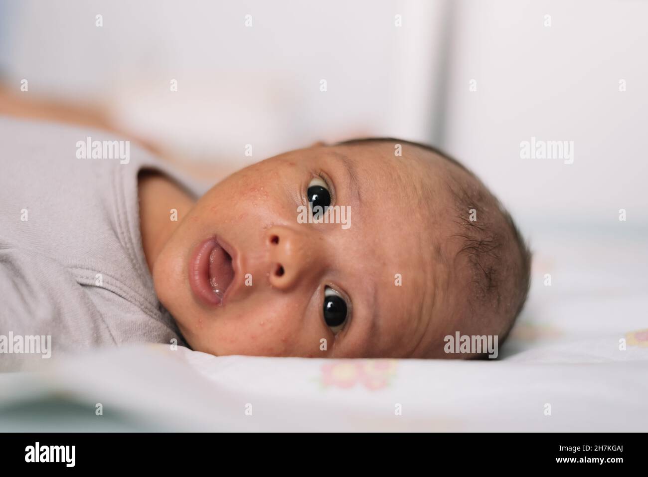 Porträt eines Neugeborenen, das im Bett liegt. Stockfoto