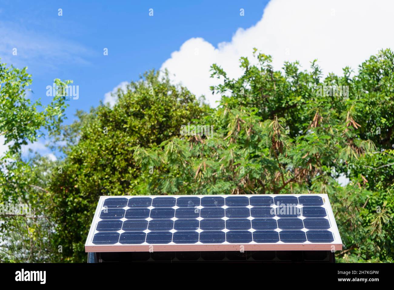 Kleines Solarpanel auf der Oberseite, das den Bürgern Mexikos öffentliche Dienstleistungen bietet. Im Hintergrund Bäume und blauer Himmel Stockfoto