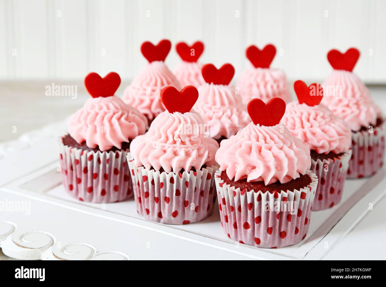 Rote Samtcakes mit roten Herzen zum Valentinstag Stockfoto
