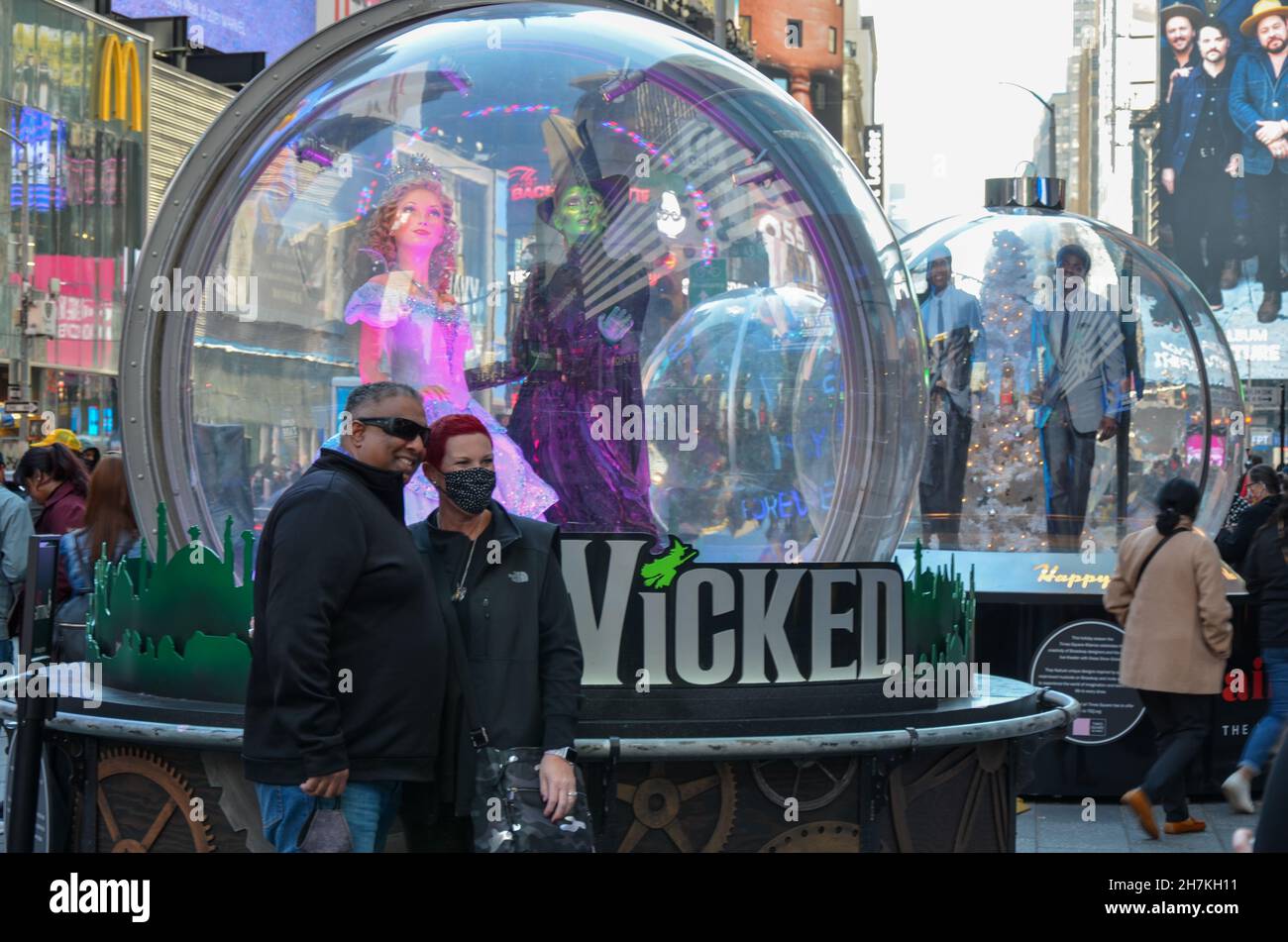 NEW YORK, USA - 06. Nov 2021: Der Times Square enthüllte vier riesige Schneekugeln, die von einigen der beliebtesten Musicals am Broadway inspiriert wurden Stockfoto