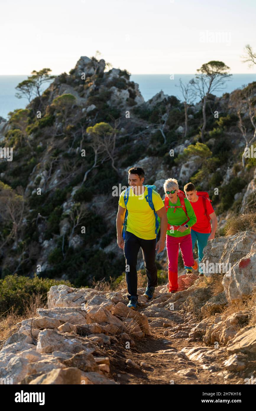 Eine Gruppe junger Freunde, zusammen Wandern auf dem Berg, Peñon de Ifach Felsen, Calpe, Provinz Alicante, Spanien Stockfoto