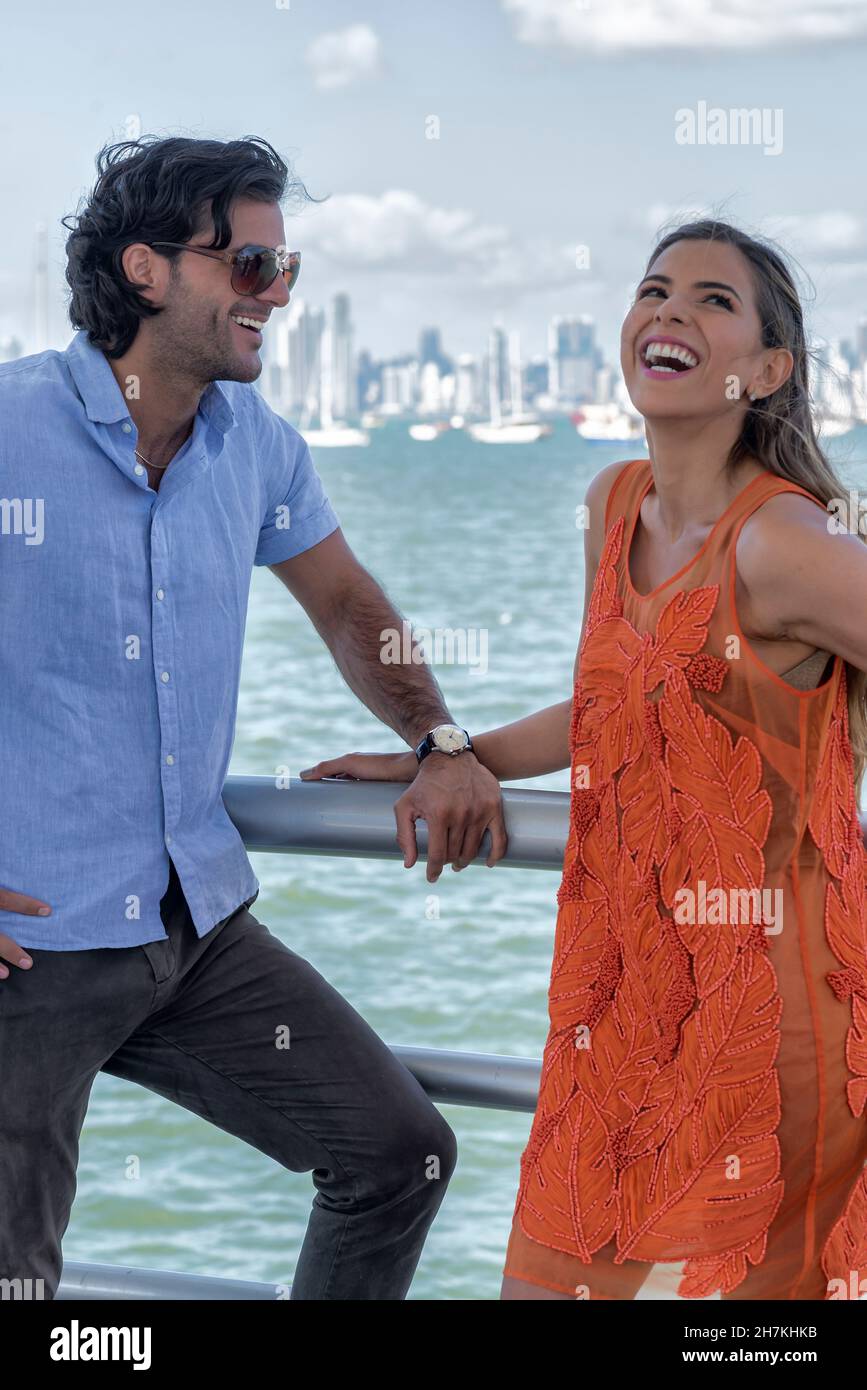 Attraktives lateinisches Paar, das lacht und einen glücklichen Moment hat. Panama Stockfoto