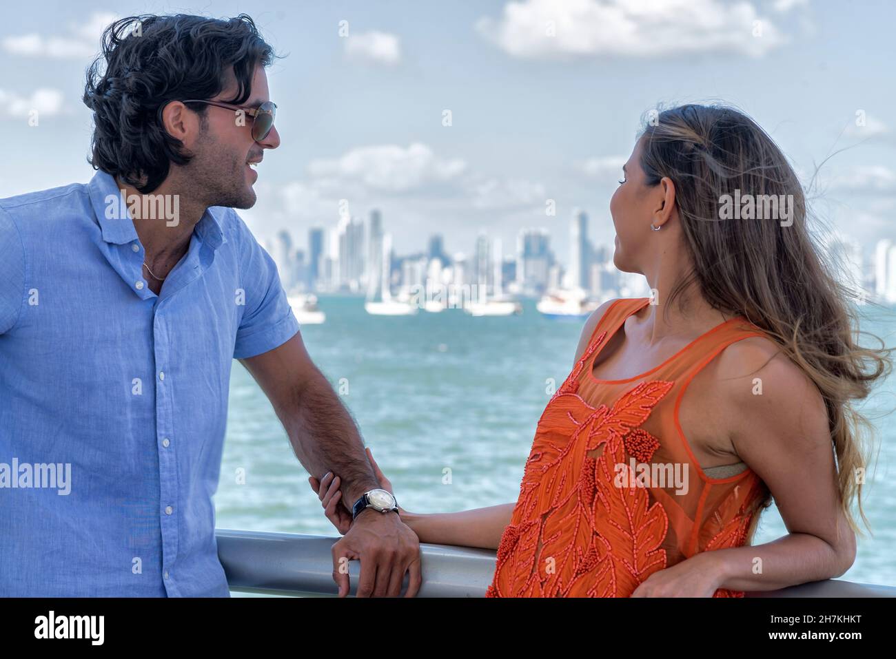 Attraktives junges lateinisches Paar, das sich flirtet und lächelt. Panama Stockfoto