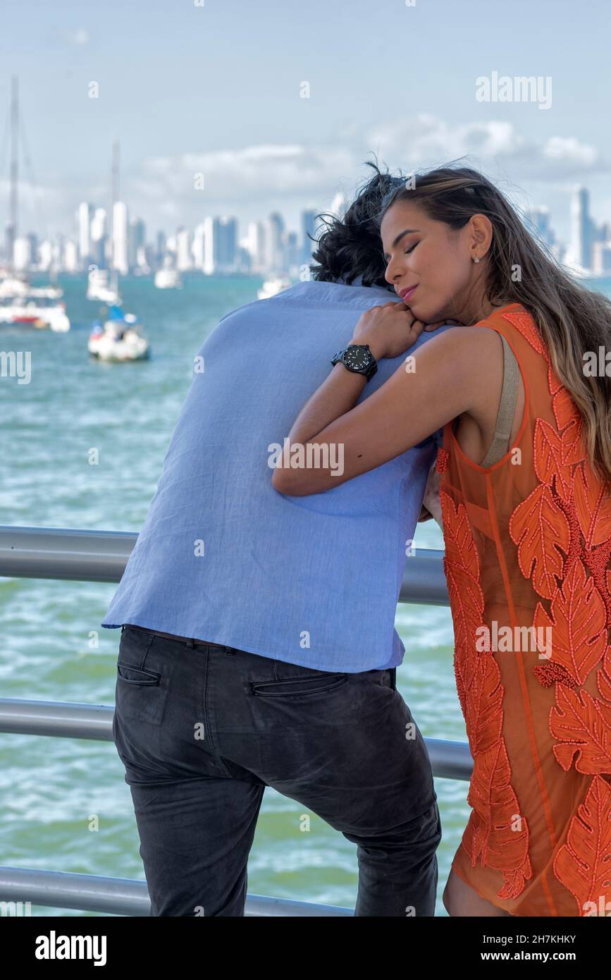 Süßes junges hispanisch-pärchen, das einen romantischen Moment am Hafen hat. Panama Stockfoto