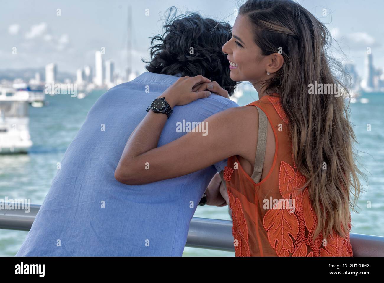 Nettes junges lateinisches Paar, das einen romantischen Moment am Hafen hat. Panama Stockfoto