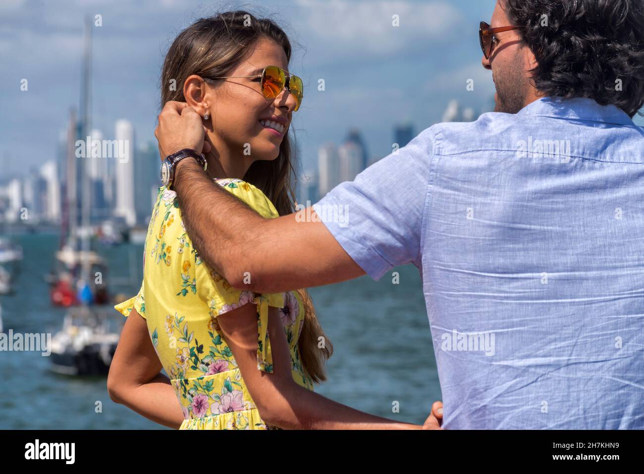 Verliebte Paare genießen einen warmen Sommertag in Panama Stockfoto