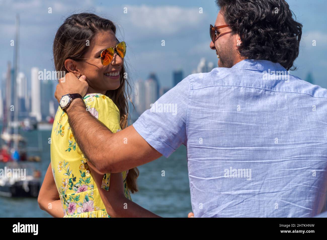 Lateinisches Paar, das an einem Sommertag in Panama zusammen lacht Stockfoto