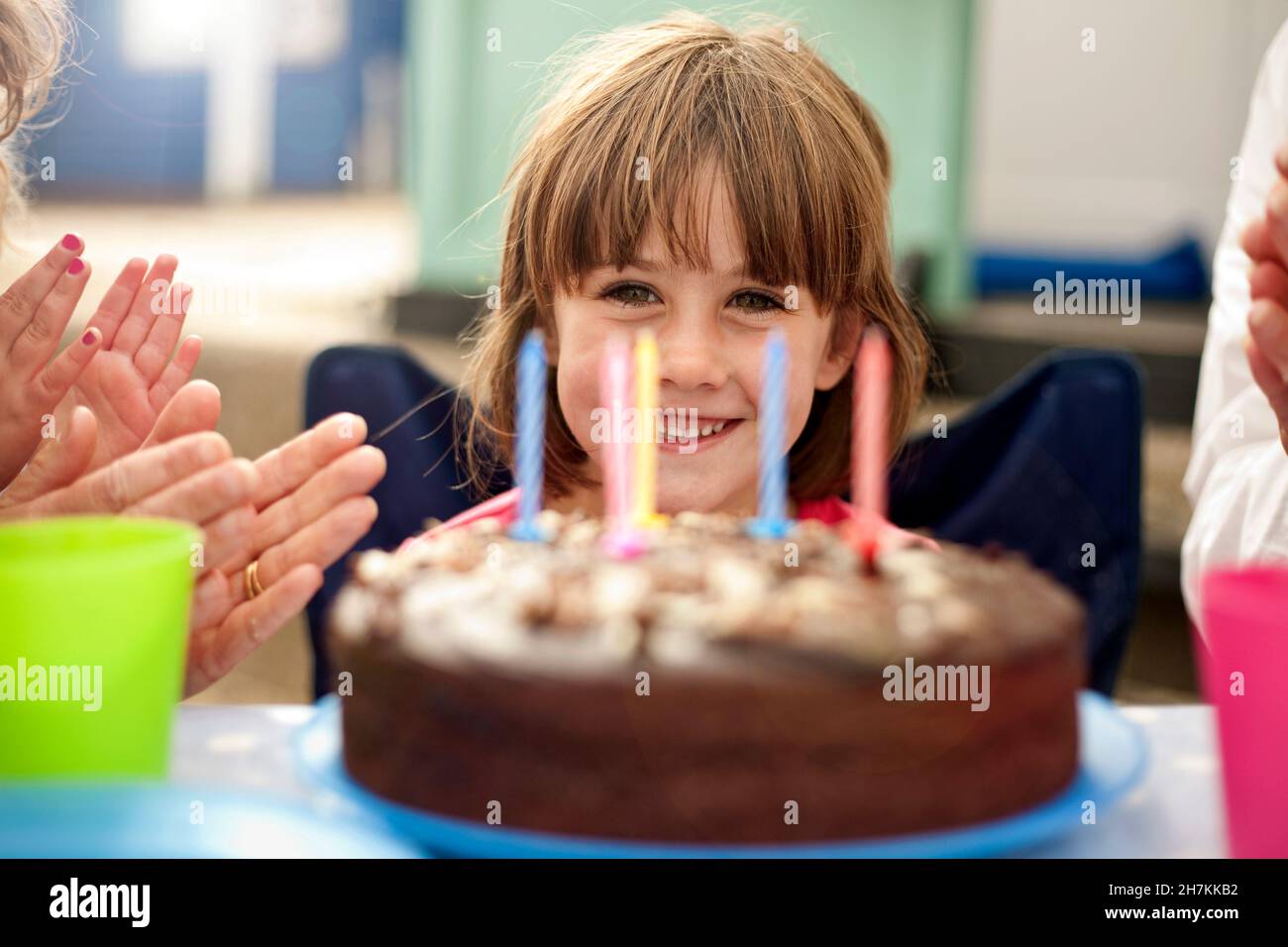 Glückliches Mädchen feiert Geburtstag mit der Familie Stockfoto