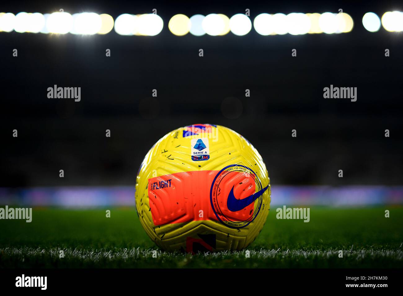 Turin, Italien. 22. November 2021. Offizieller Serie A Matchball Nike Flight Hi-Vis wird vor dem Serie A Fußballspiel zwischen dem FC Turin und Udinese Calcio gesehen. Kredit: Nicolò Campo/Alamy Live Nachrichten Stockfoto