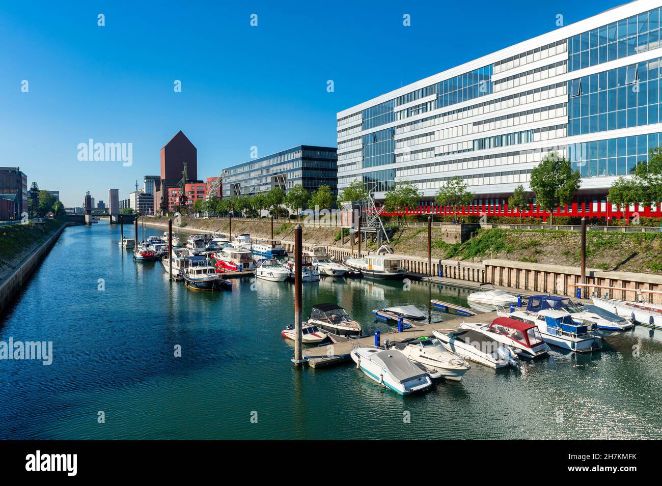 Leere Stühle und Tische auf der Restaurantterrasse mit Blick durch ein ovales Loch Stockfoto