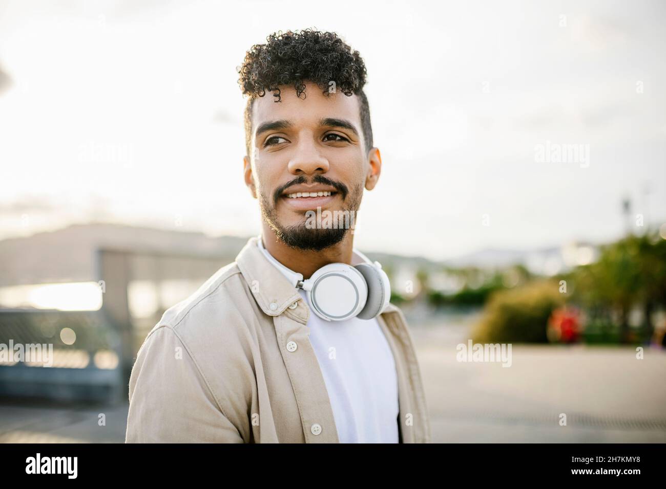 Bärtiger mann schwarze haare -Fotos und -Bildmaterial in hoher Auflösung –  Alamy