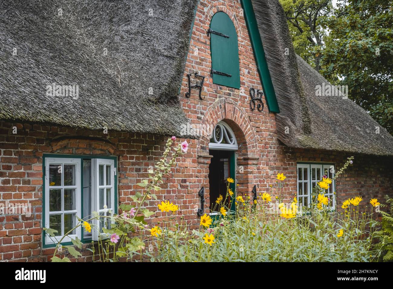 Deutschland, Schleswig-Holstein, Sylt, Keitum, Fassade aus rustikalem Backsteinhaus Stockfoto