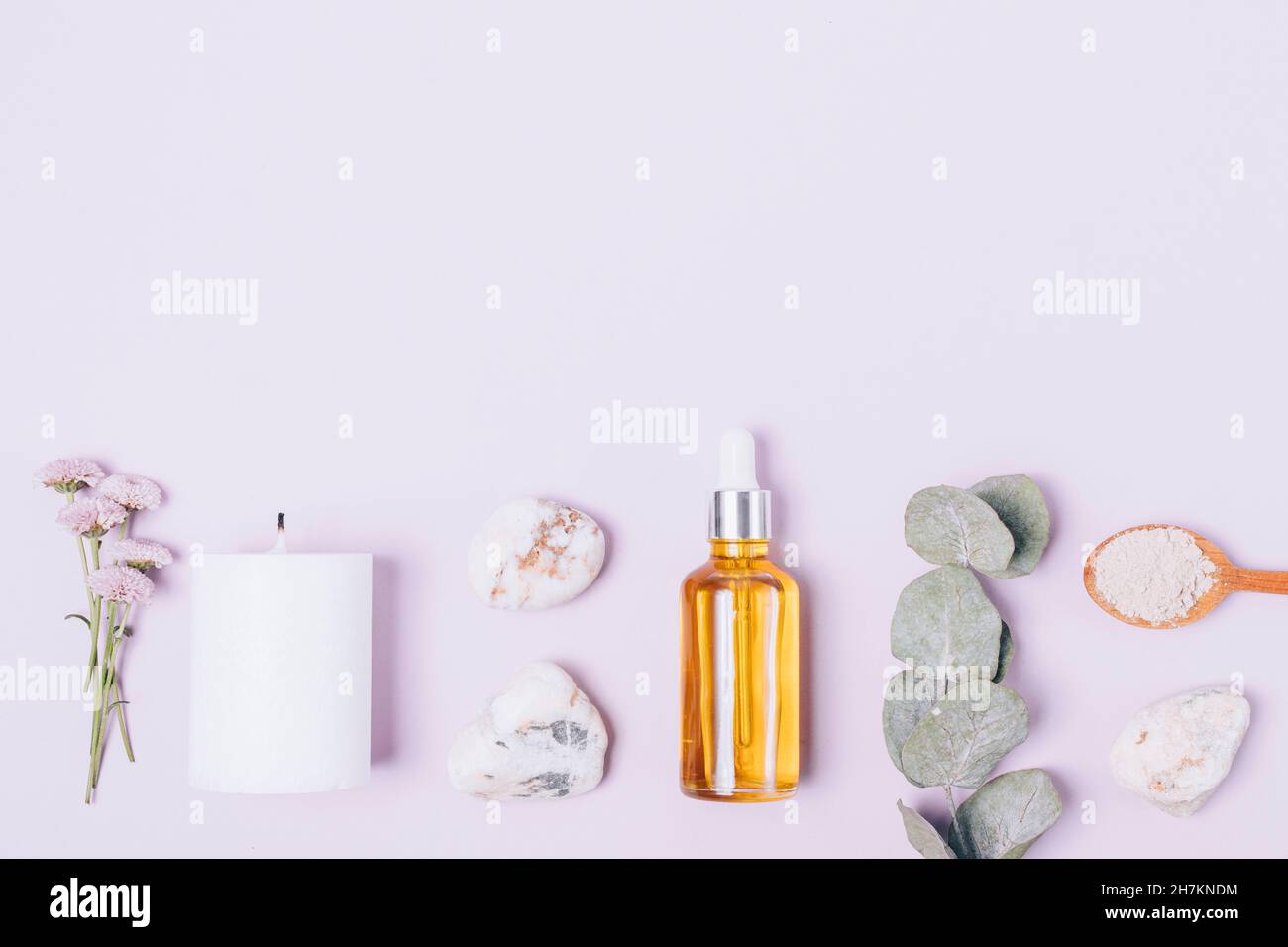Kosmetisches Öl und natürliche hausgemachte Hautpflegeprodukte mit Lavendelblüten Stockfoto