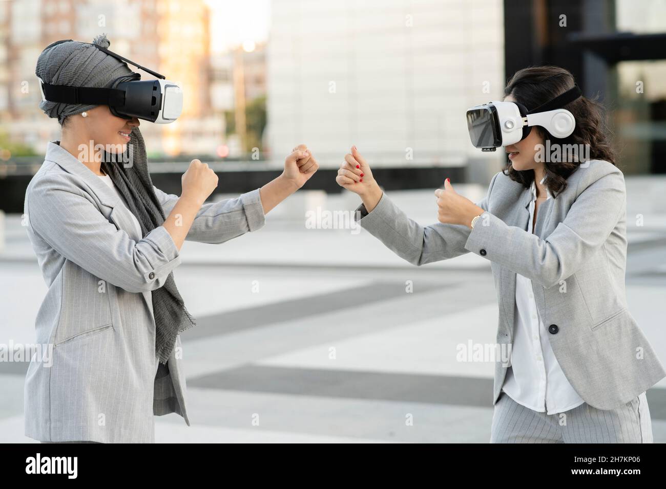 Professionelle Frauen, die beim Tragen einer VR-Brille gestikulieren Stockfoto