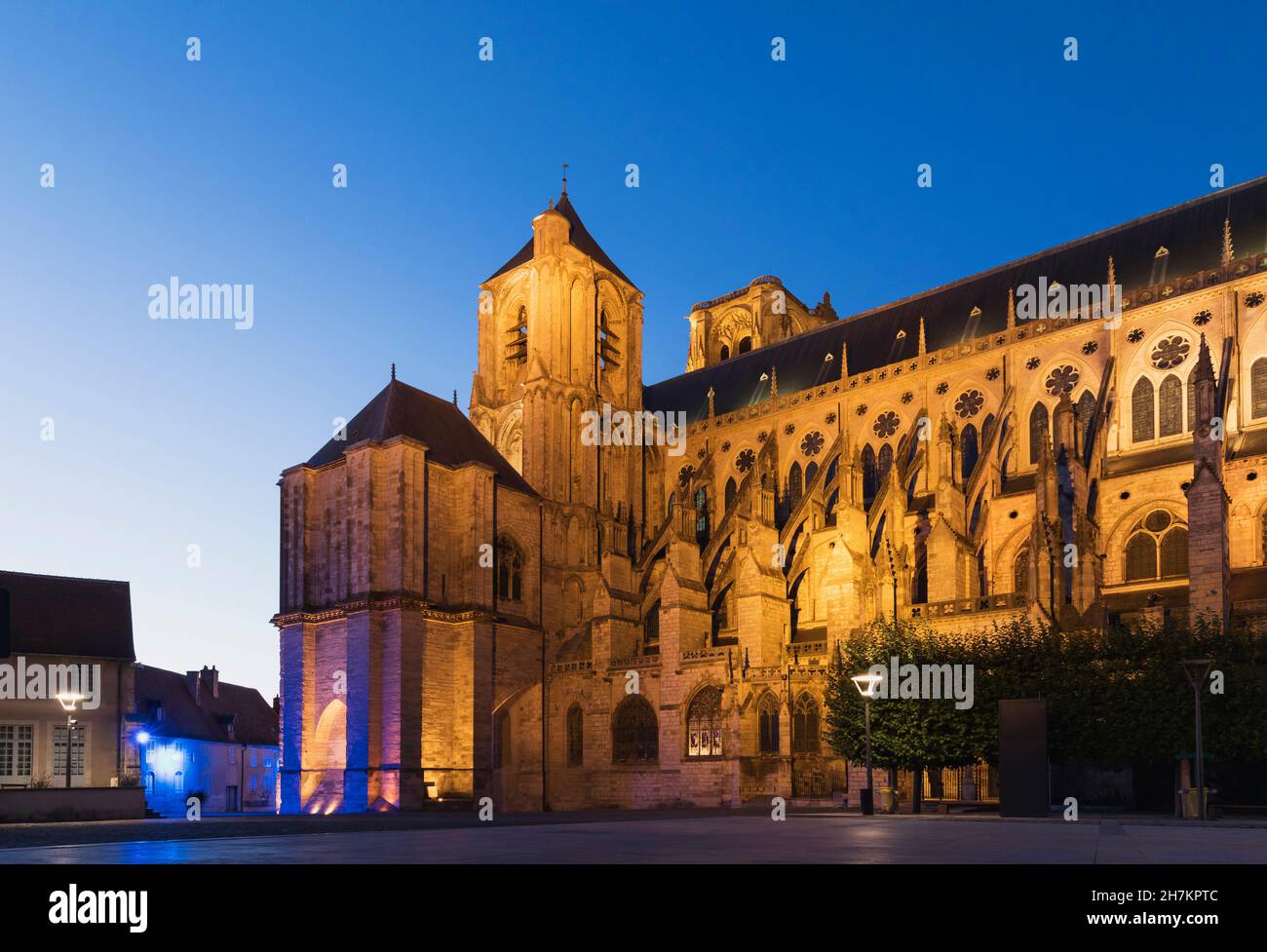 Frankreich, Cher, Bourges, Seitenwand der Kathedrale von Bourges in der Abenddämmerung Stockfoto