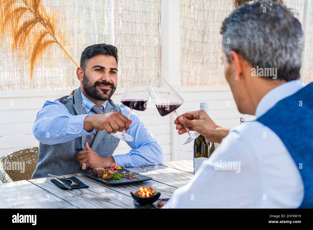 Männliche Kunden, die im Restaurant Toast anmachen Stockfoto