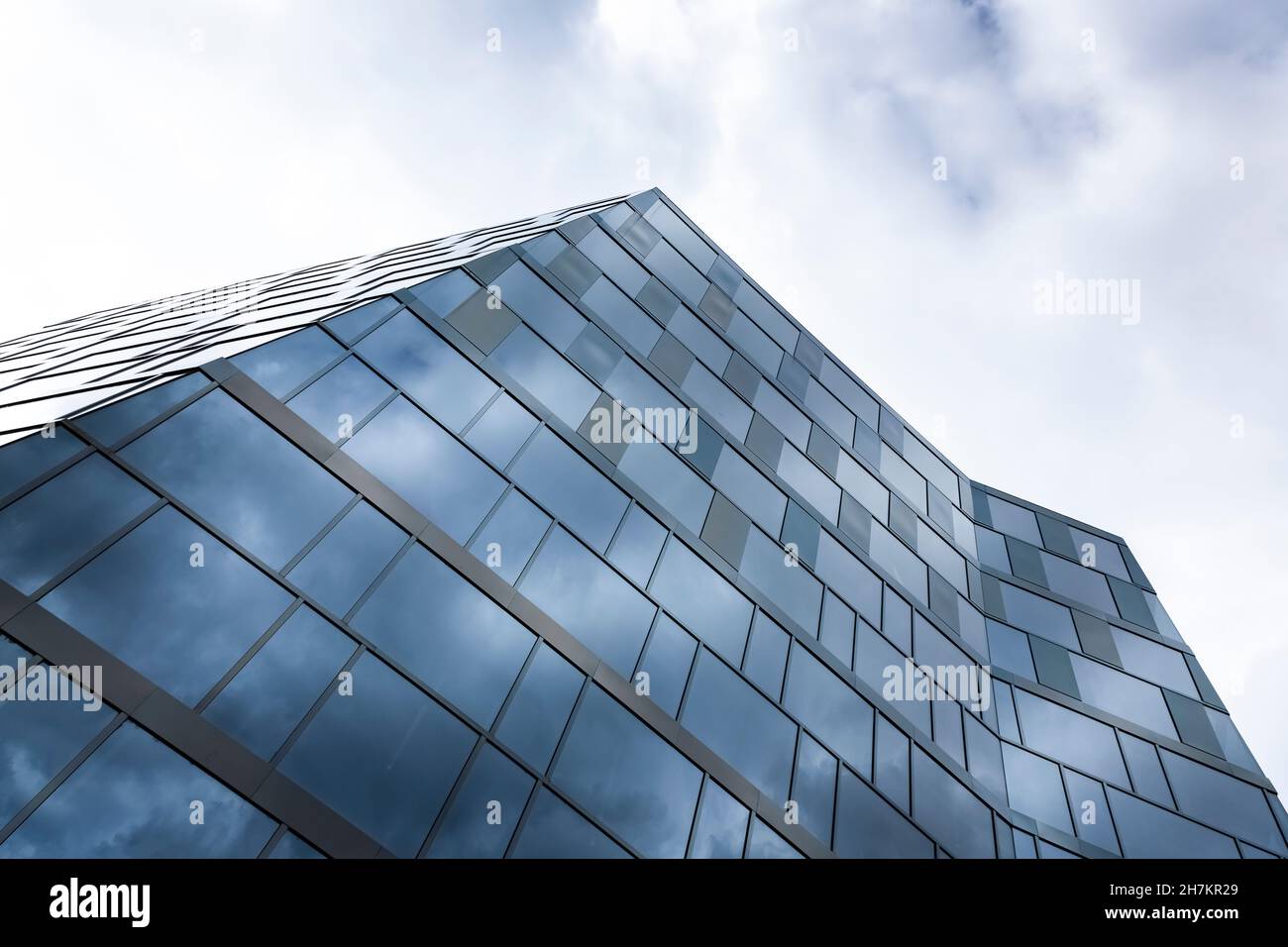 Spanien, Biskaya, Bilbao, Riverside City in der Abenddämmerung Stockfoto
