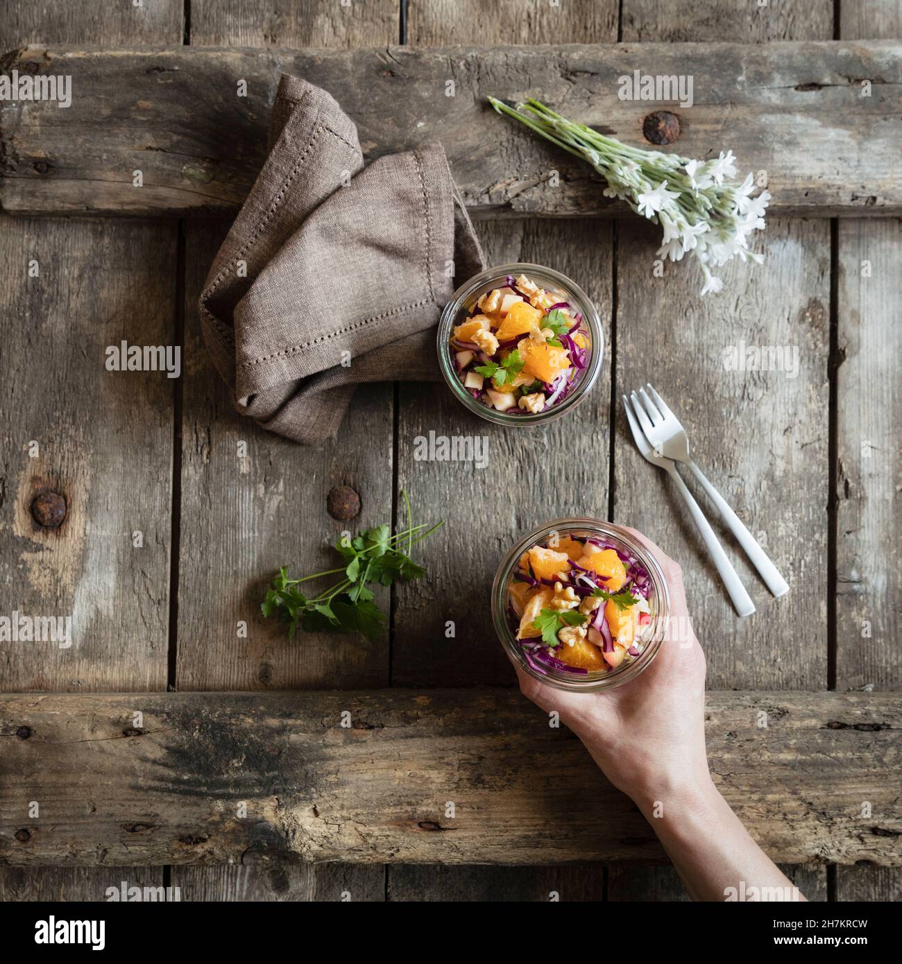 Studioaufnahme einer Schüssel mit veganem Salat mit Apfel, Orange, Cashews und Fenchel Stockfoto