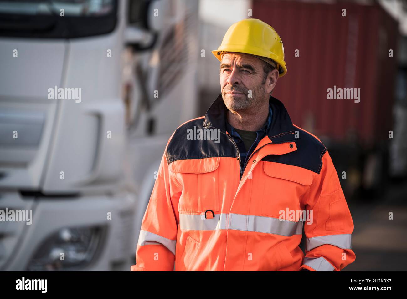 Reifer männlicher Arbeiter auf dem LKW am Handelsdock Stockfoto