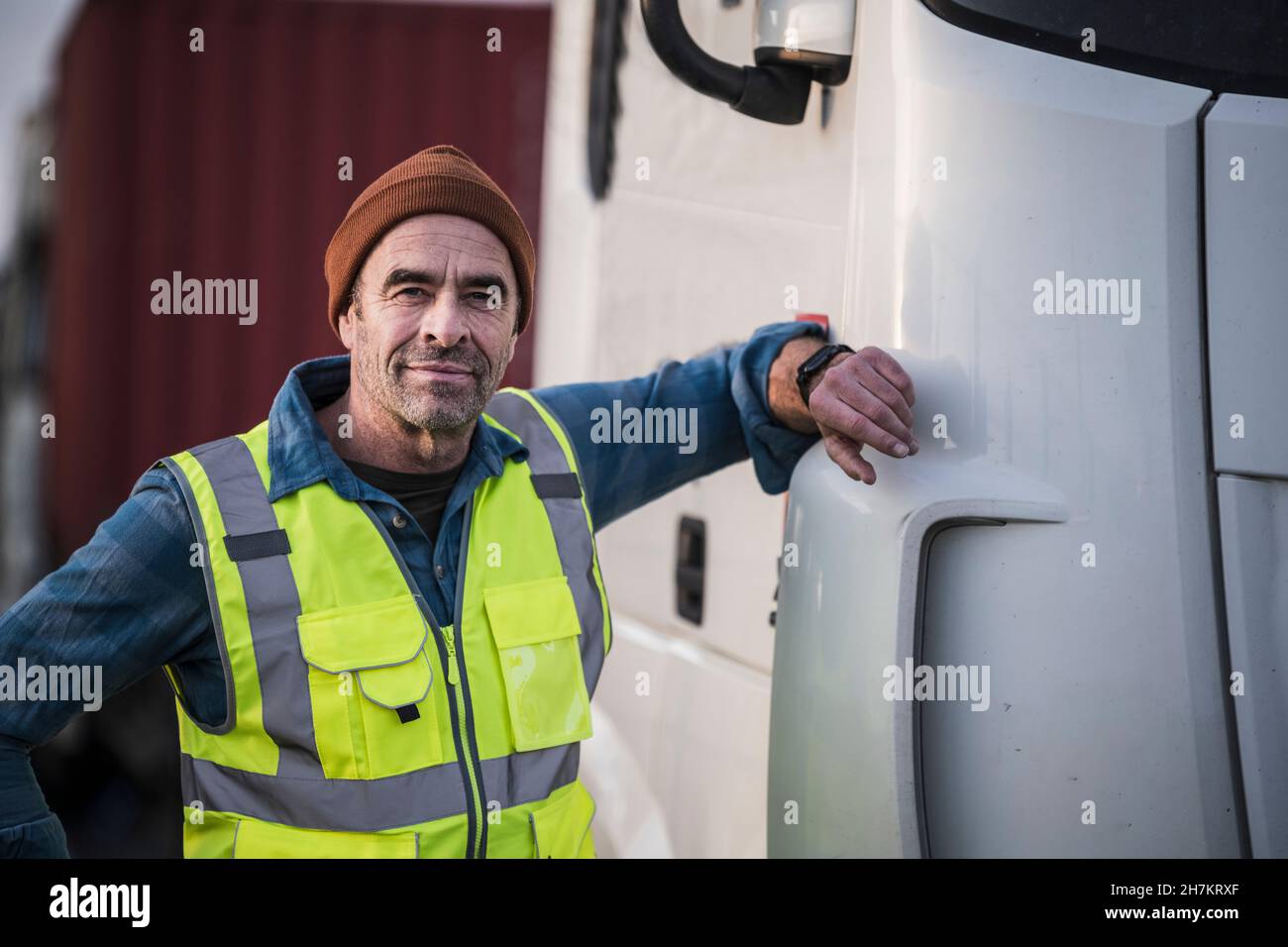 Reifer männlicher Fahrer, der am Dock am LKW steht Stockfoto