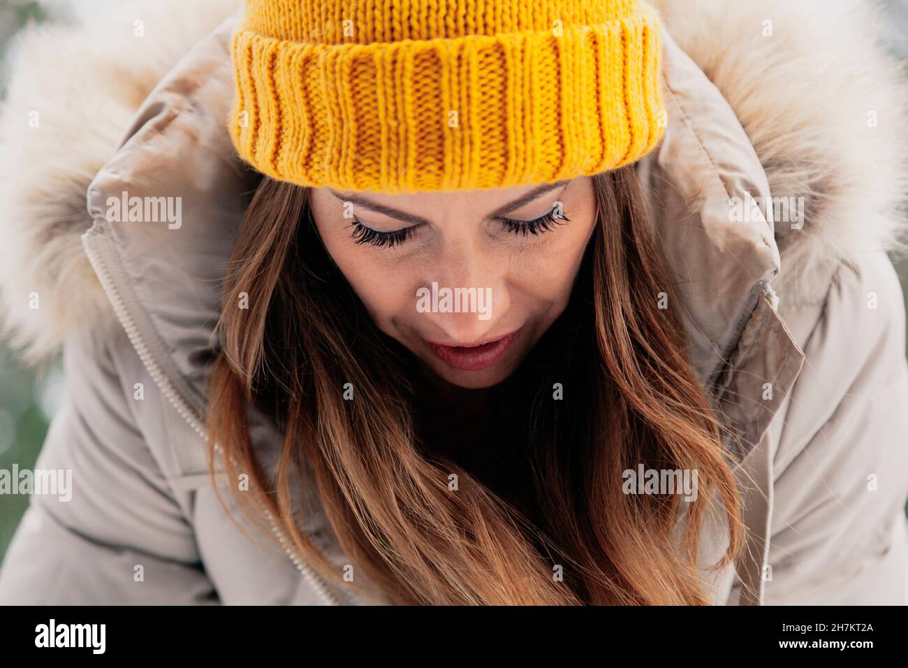 Frau mit braunem Haar in warmer Kleidung Stockfoto