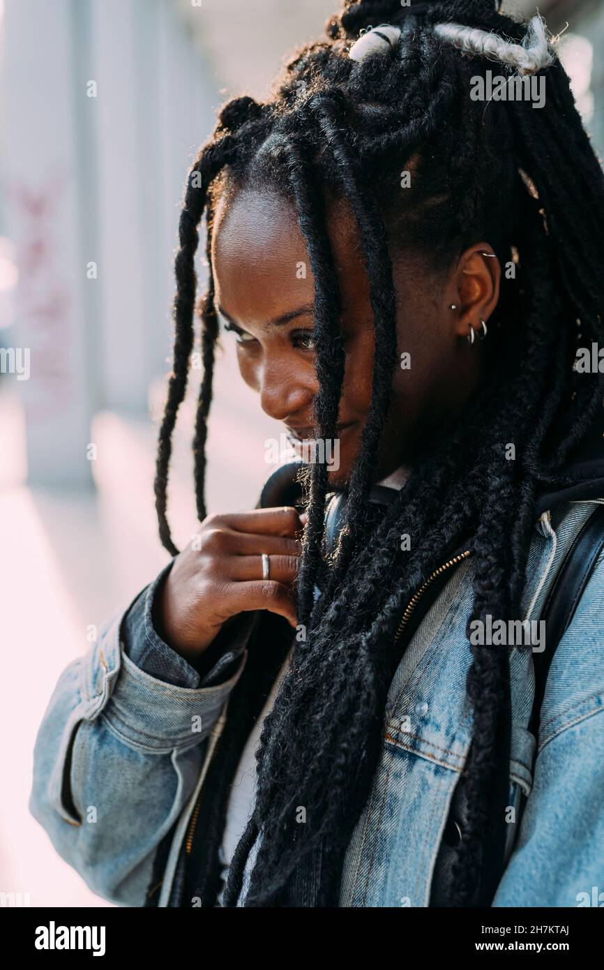 Lächelnde Frau mit locs Frisur Stockfoto