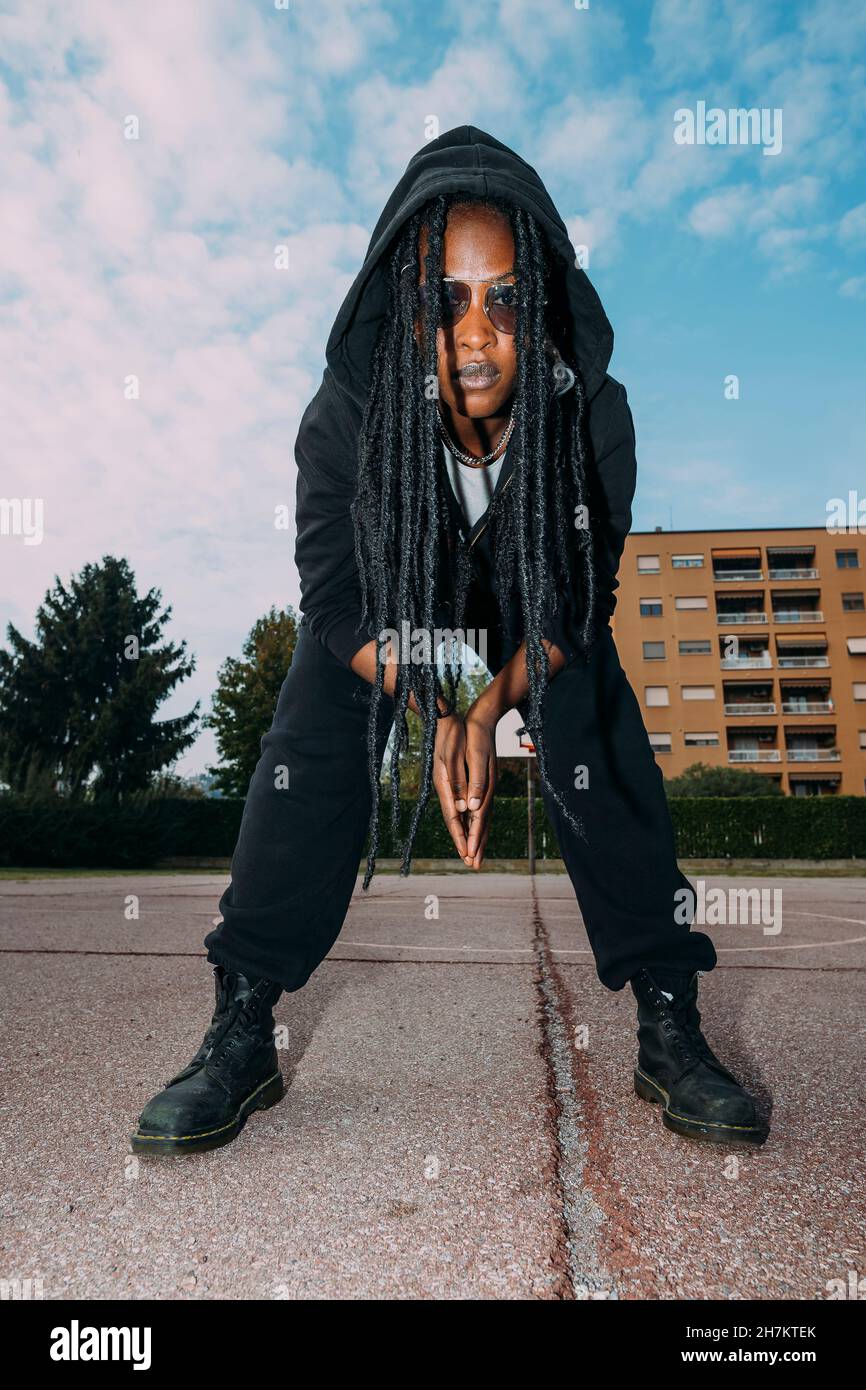 Frau mit locs Frisur auf dem Sportplatz Stockfoto