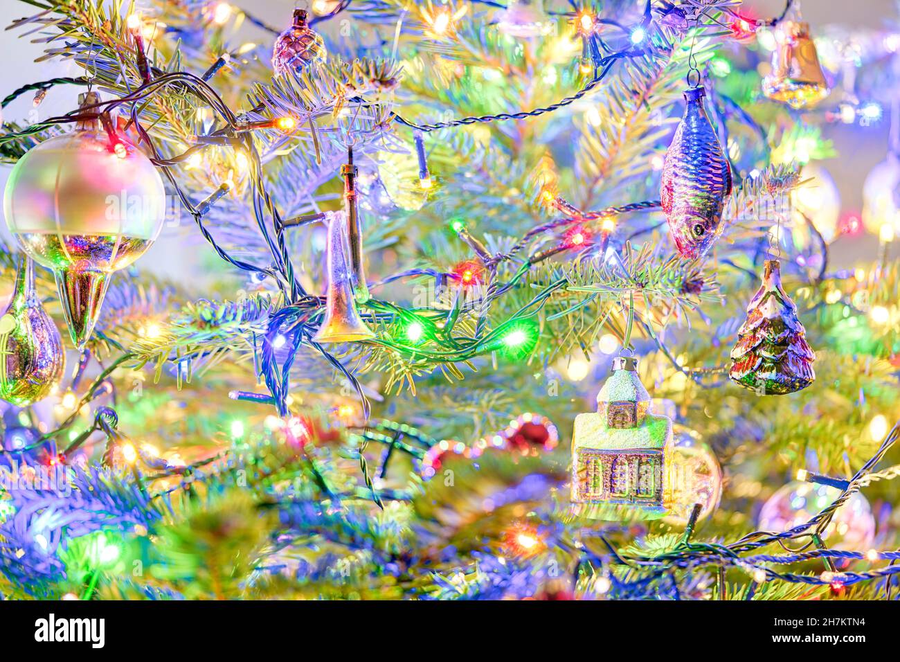 Weihnachtsbaum mit Weihnachtsdekorationen alte Vintage Weihnachtsschmuck Weihnachtskugeln Weihnachtsbirnen Weihnachtsblasen bunte LED-Lichter Stockfoto