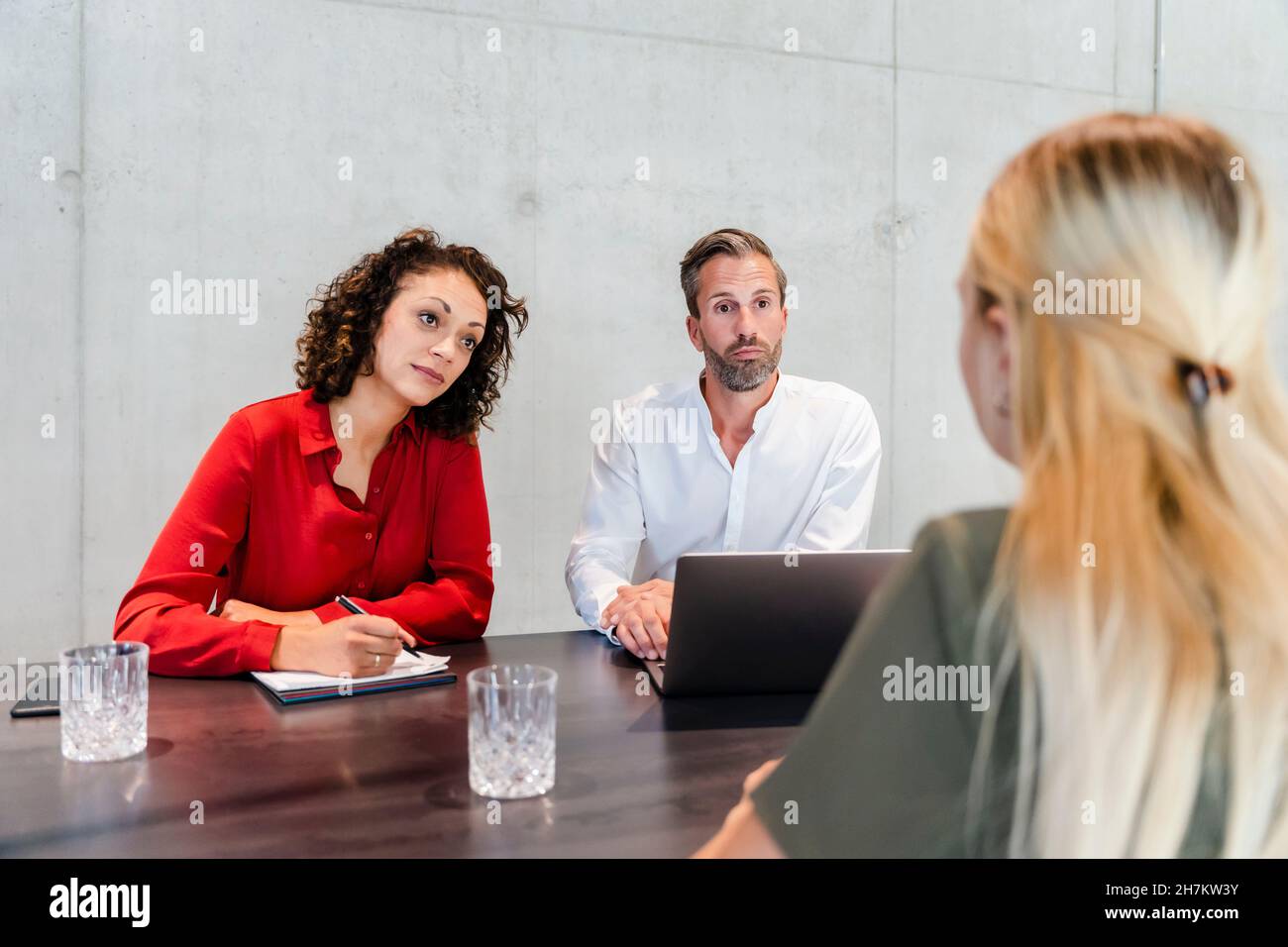 Geschäftsfrau nimmt Vorstellungsgespräch des Kandidaten im Vorstandszimmer Stockfoto