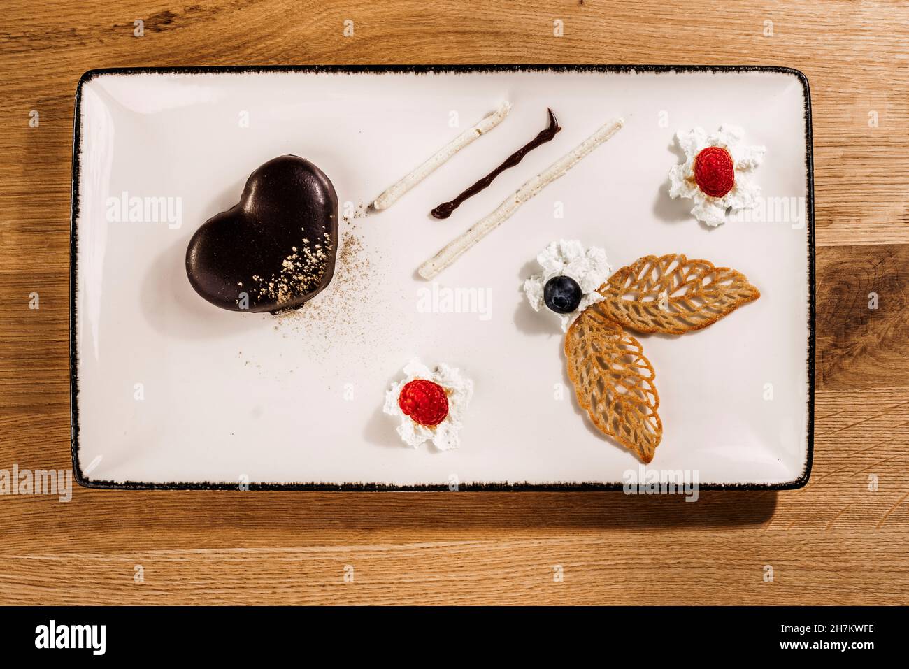 Studio Schuss Tablett mit fein präsentiert Schokoladenkuchen mit Obst und Schlagsahne Ergänzungen Stockfoto