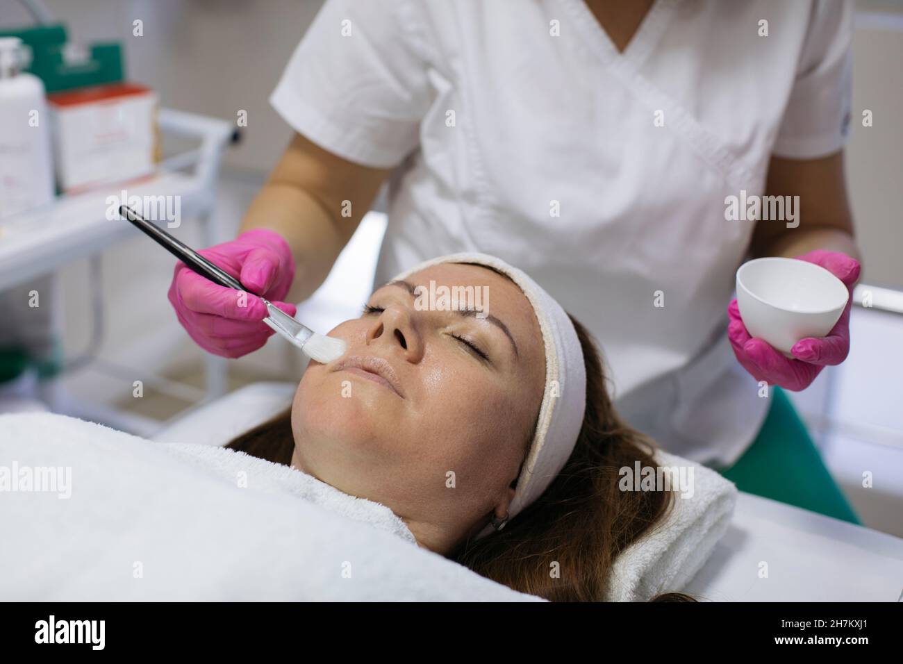Reife Frau unter Schönheitsbehandlung im Salon Stockfoto