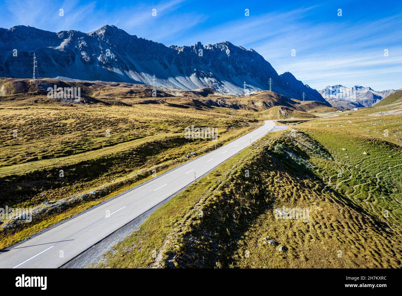 Leere Straße auf dem Berg am Albula Pass, Graubünden, Schweiz Stockfoto