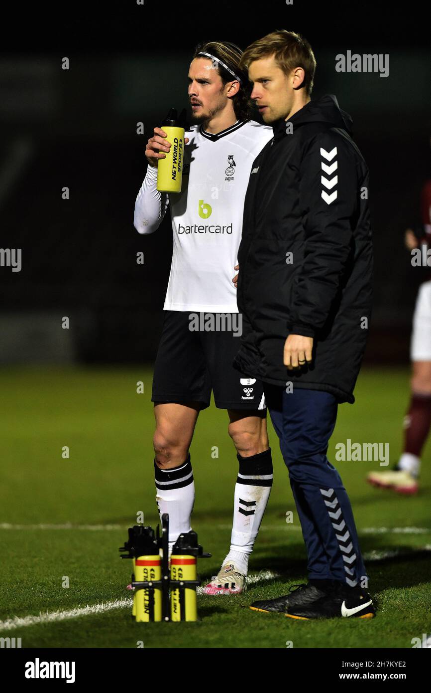 NORTHAMPTON, GBR. NOV 23rd Samuel Hart von Oldham Athletic während des Spiels der Sky Bet League 2 zwischen Northampton Town und Oldham Athletic am Dienstag, den 23rd. November 2021 im PTS Academy Stadium, Northampton. (Kredit: Eddie Garvey | MI Nachrichten) Kredit: MI Nachrichten & Sport /Alamy Live Nachrichten Stockfoto