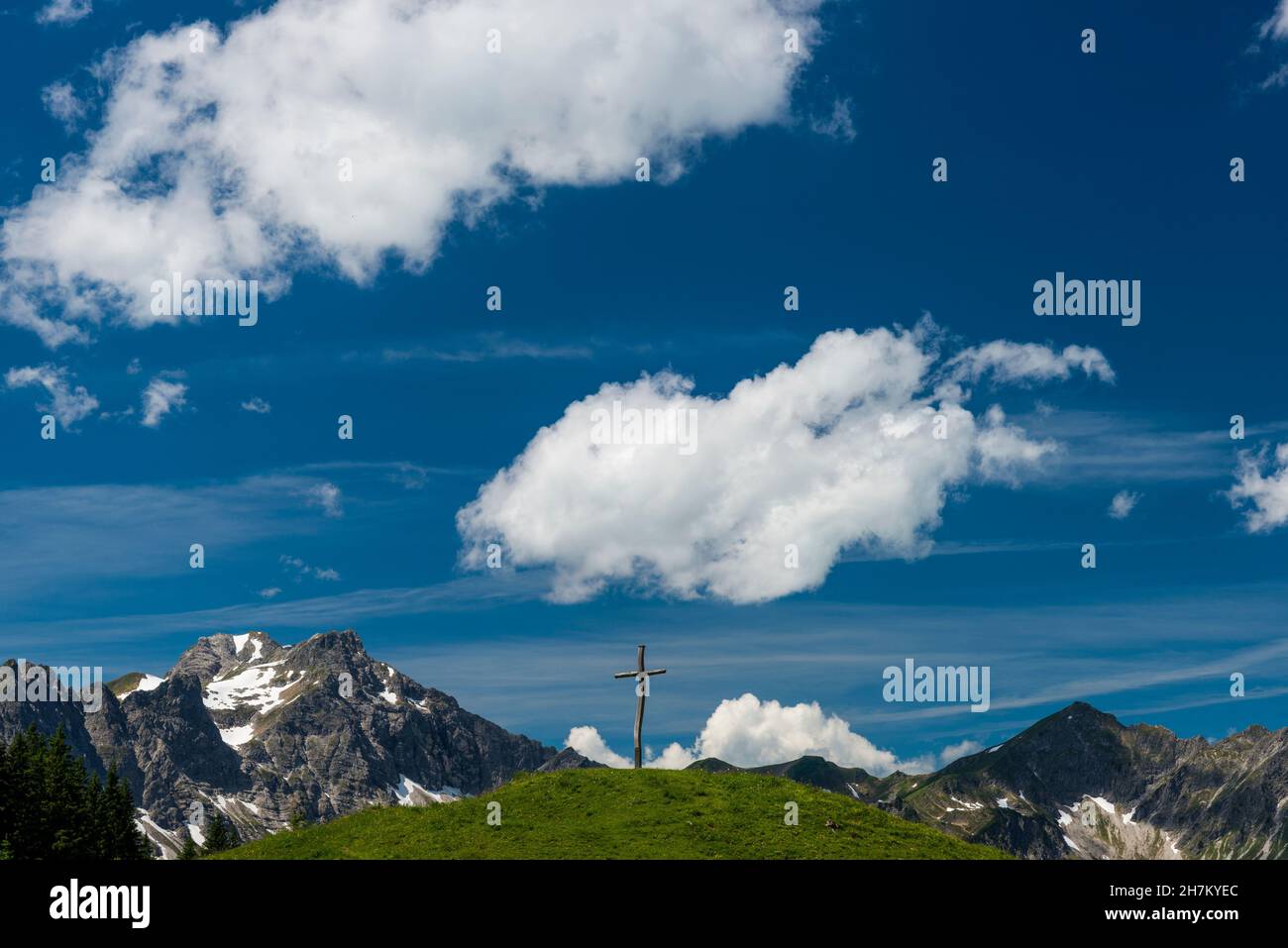 Kreuz an der Willersalpe, Hintersteiner Tal, hinter dem Großen Daumen, 2280m, Bad Hindelang, Allgäu, Bayern, Deutschland, Europa Stockfoto