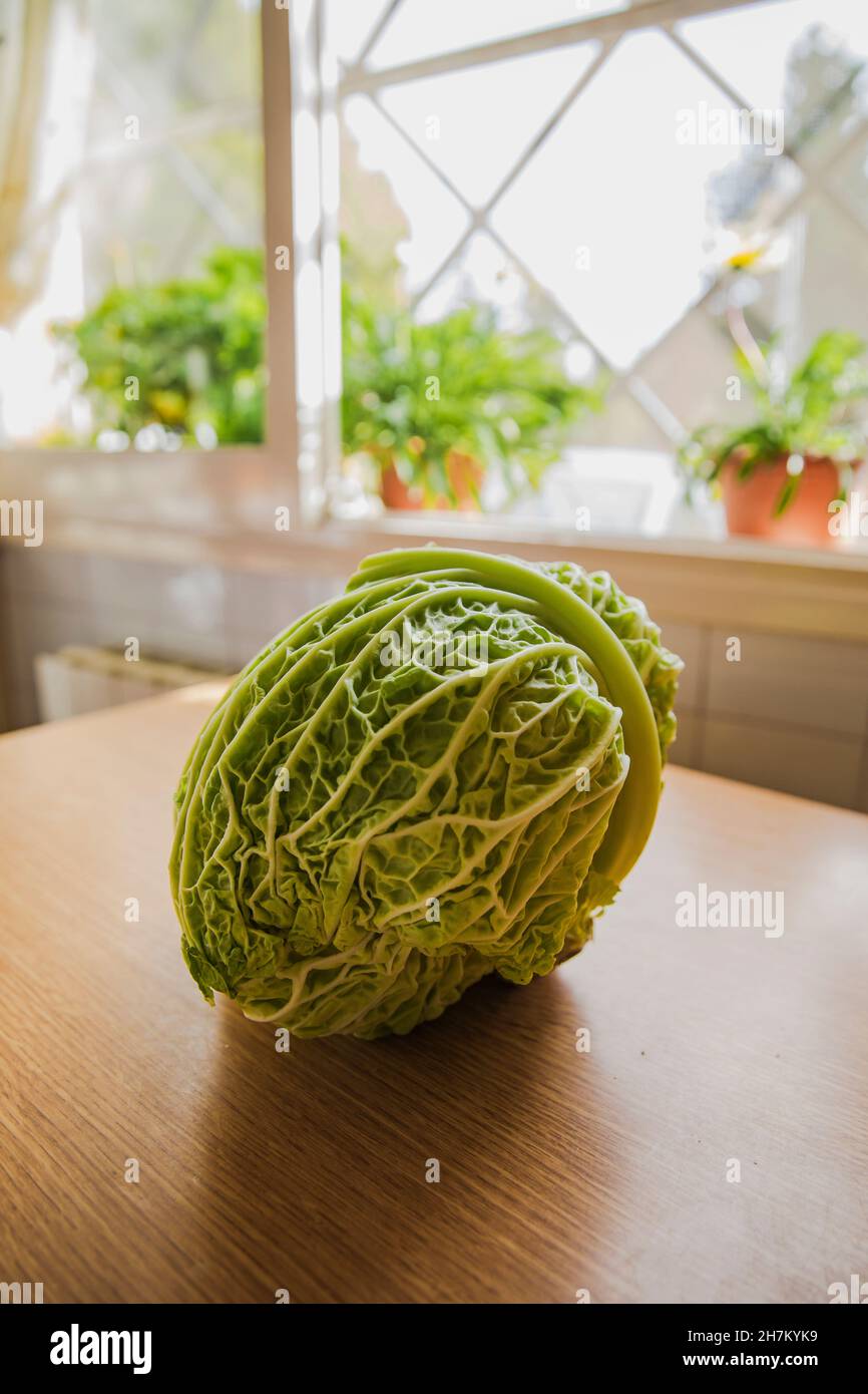 Grünes Gemüse auf Holztisch Stockfoto