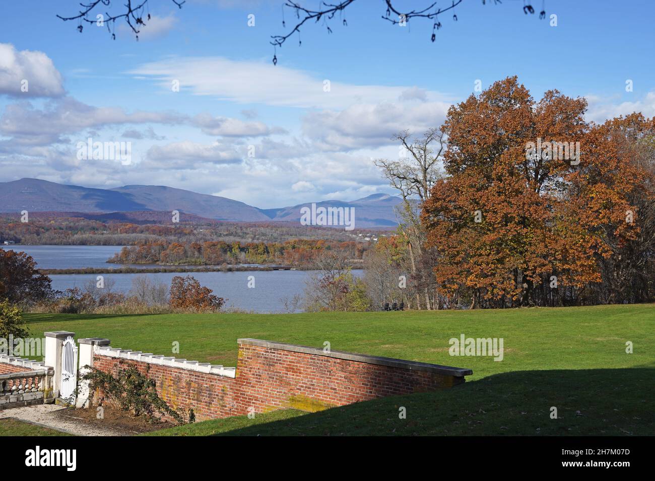 Alte Gartenmauer mit Panoramablick auf das Hudson River Valley in Dutchess County, New York Stockfoto