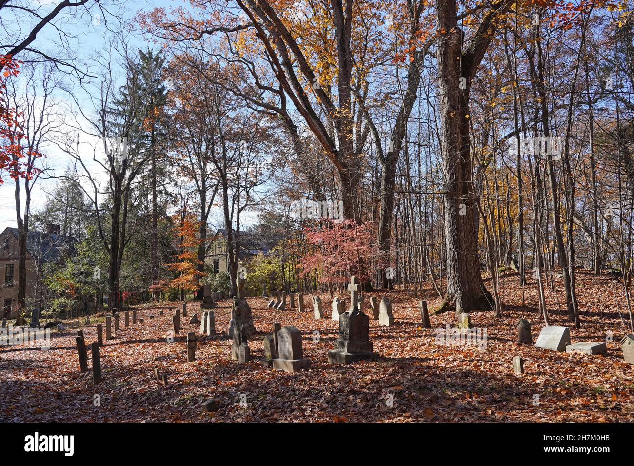 Dutchess County, New York State - 14. November 2021: Ländlicher Friedhof neben dem bewaldeten Campus des Bard College, der Begräbnisstätte bekannter Intellektueller Stockfoto