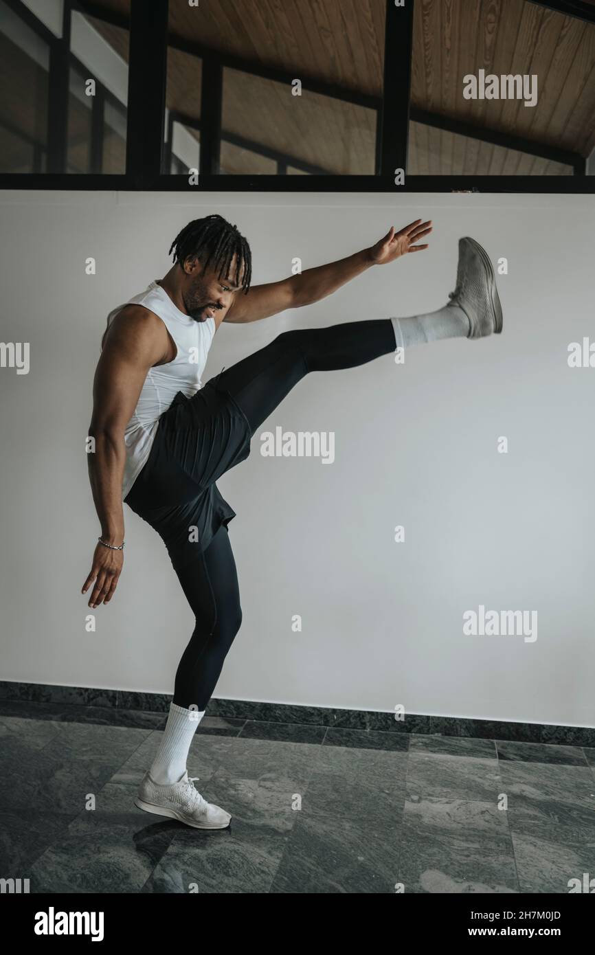 Mann dehnt sich während des Trainings Stockfoto