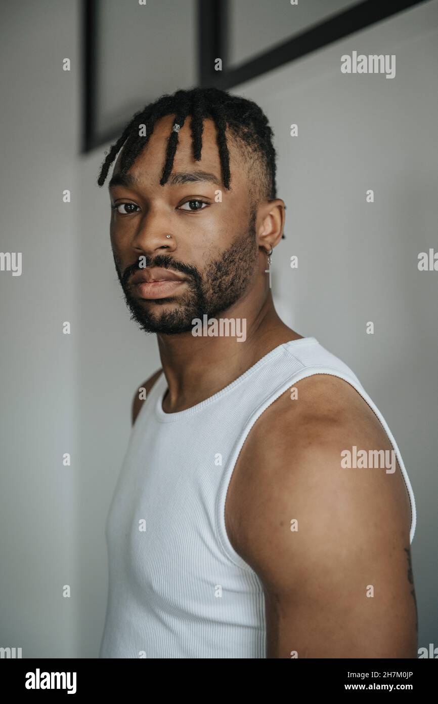 Junger bärtiger Mann mit locs-Frisur Stockfoto