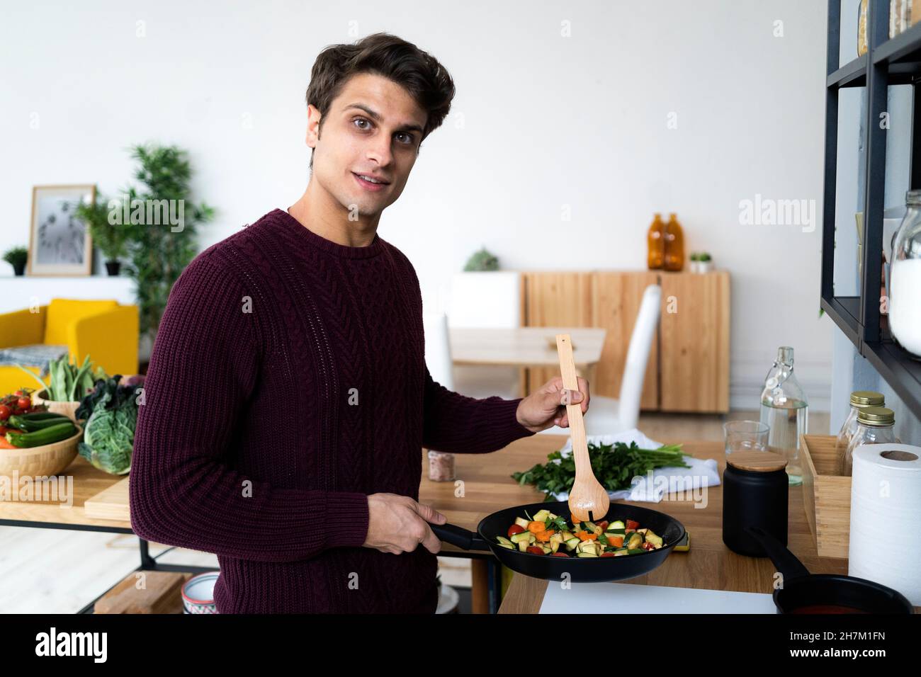 Junge schneiden Gemüse während der Zubereitung von Lebensmitteln in der Küche Stockfoto