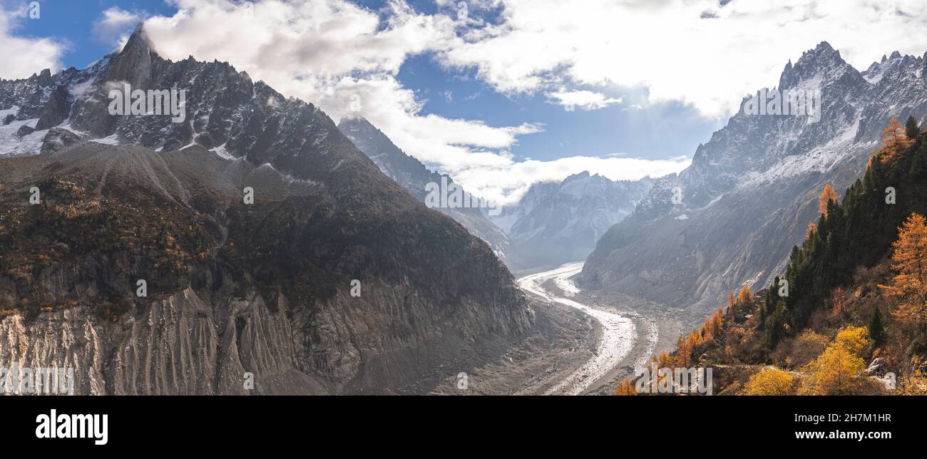 Münzfernglas vor dem Berg Aiguille du Dru, Chamonix, Frankreich Stockfoto