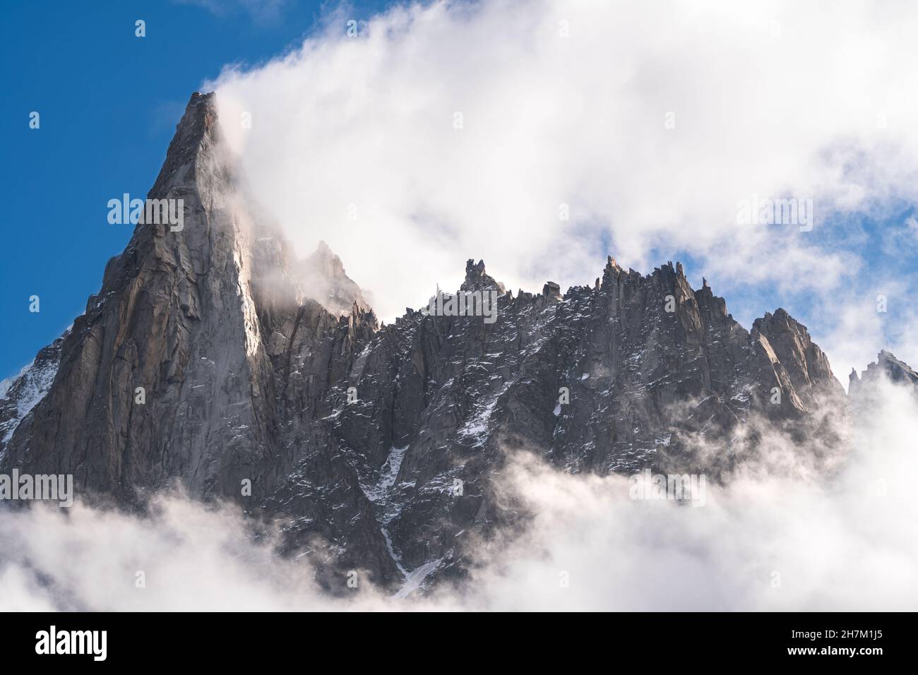 Aiguille du Dru Berg umgeben von Wolken am sonnigen Tag, Chamonix, Frankreich Stockfoto