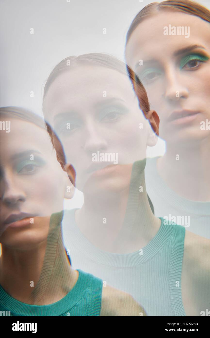 Mehrfache Exposition von jungen Frauen vor weißem Hintergrund Stockfoto